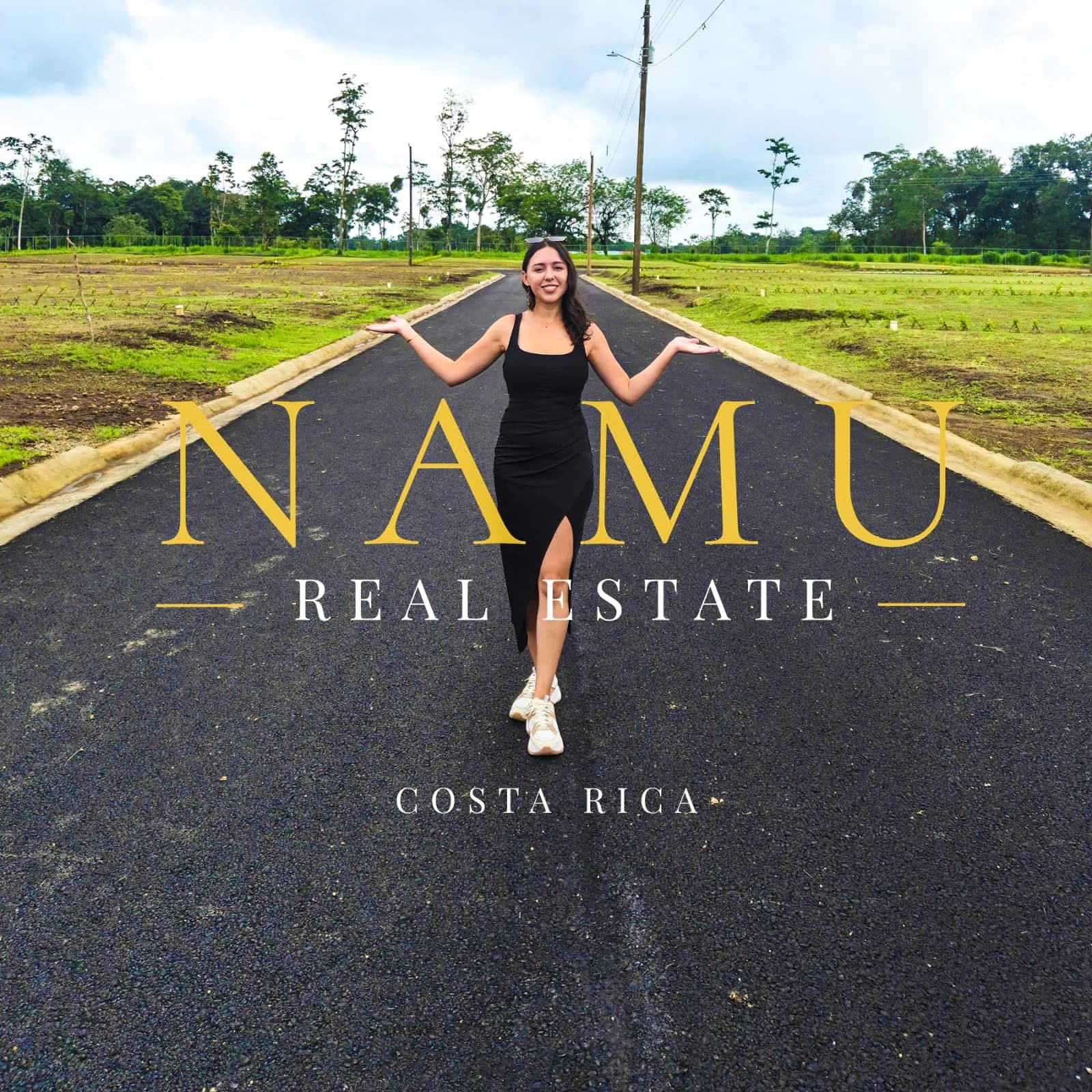 Una mujer sonriente en una calle entre terrenos verdes, con el logotipo de namu real estate